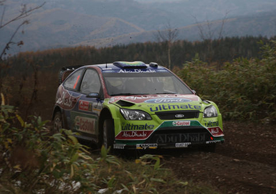 Mikko Hirvonen - Jarmo Lehtinen
5º Rally de Japòn 2008. Ford Focus WRC. Clasificado 1º.
Sébastien Loeb - Daniel Elena concentrado en asegurarse el tà­tulo de pilotos al terminar en tercer lugar, la única batalla que mantuvo Mikko Hirvinen - Jarmo Lehtinen fue con las difà­ciles condiciones en las que transcurrà­a el Rally.@
Palabras clave: ;Ford;Focus;WRC;Japòn;2008