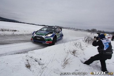 Jari-Matti Latvala - Miikka Anttila
60º Rally Sweden 2012. Ford Fiesta RS WRC (PX61 AWR). Clasificado 1º.

De 9 al 12 de Febrero, Karlstad.
Superficie: nieve.

El Rally tenia un total de 1842.60 km de los que 349.16 Km divididos en 22 tramos eran especiales.

Se inscribieron 47 equipos, tomaron la salida 43, finalizaron 34.@
Palabras clave: Jari-Matti_Latvala;Miikka_Anttila;Ford;Fiesta;RS;WRC;Suecia;2012;nieve