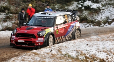 Daniel Sordo - Carlos del Barrio
80º Rallye Automobile de Monte-Carlo 2012. Mini John Cooper Works WRC (4 WRC). Clasificado 2º.

En SS1 Le Moulinon - Antraigues 1 de 36.87 km le sorprendieron unas placas de hielo, le patinó el coche e impactó contra las protecciones de piedra de un pequeño puente, perjudicándole principalmente una rueda trasera (primero chocó frontal y después lateralmente). Aún así consiguiendo quedar a tan solo 1 minuto de Sebastien Loeb.

Del 17 al 22 de Enero, Valence - Monaco.
Superficie: asfalto - nieve.

El Rally teni­a un total de 1772.52 km de los que 433.36 Km divididos en 18 tramos eran especiales.

Se inscribieron 82 equipos, tomaron la salida 73, finalizaron 45.@
Palabras clave: ;Mini;Cooper;Montecarlo;2012;nieve