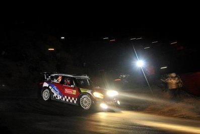 Daniel Sordo - Carlos del Barrio
80º Rallye Automobile de Monte-Carlo 2012. Mini John Cooper Works WRC (4 WRC). Clasificado 2º.

En SS1 Le Moulinon - Antraigues 1 de 36.87 km le sorprendieron unas placas de hielo, le patinó el coche e impactó contra las protecciones de piedra de un pequeño puente, perjudicándole principalmente una rueda trasera (primero chocó frontal y después lateralmente). Aún así consiguiendo quedar a tan solo 1 minuto de Sebastien Loeb.

Del 17 al 22 de Enero, Valence - Monaco.
Superficie: asfalto - nieve.

El Rally teni­a un total de 1772.52 km de los que 433.36 Km divididos en 18 tramos eran especiales.

Se inscribieron 82 equipos, tomaron la salida 73, finalizaron 45.@
Palabras clave: Daniel_Sordo;Carlos_del-Barrio_Corral;Mini;Cooper;Montecarlo;2012