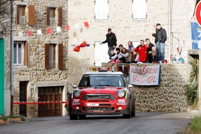 Daniel Sordo - Carlos del Barrio
80º Rallye Automobile de Monte-Carlo 2012. Mini John Cooper Works WRC (4 WRC). Clasificado 2º.

En SS1 Le Moulinon - Antraigues 1 de 36.87 km le sorprendieron unas placas de hielo, le patinó el coche e impactó contra las protecciones de piedra de un pequeño puente, perjudicándole principalmente una rueda trasera (primero chocó frontal y después lateralmente). Aún así consiguiendo quedar a tan solo 1 minuto de Sebastien Loeb.

Del 17 al 22 de Enero, Valence - Monaco.
Superficie: asfalto - nieve.

El Rally teni­a un total de 1772.52 km de los que 433.36 Km divididos en 18 tramos eran especiales.

Se inscribieron 82 equipos, tomaron la salida 73, finalizaron 45.@
Palabras clave: ;Mini;Cooper;Montecarlo;2012