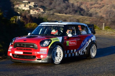 Daniel Sordo - Carlos del Barrio
80º Rallye Automobile de Monte-Carlo 2012. Mini John Cooper Works WRC (4 WRC). Clasificado 2º.

En SS1 Le Moulinon - Antraigues 1 de 36.87 km le sorprendieron unas placas de hielo, le patinó el coche e impactó contra las protecciones de piedra de un pequeño puente, perjudicándole principalmente una rueda trasera (primero chocó frontal y después lateralmente). Aún así consiguiendo quedar a tan solo 1 minuto de Sebastien Loeb.

Del 17 al 22 de Enero, Valence - Monaco.
Superficie: asfalto - nieve.

El Rally teni­a un total de 1772.52 km de los que 433.36 Km divididos en 18 tramos eran especiales.

Se inscribieron 82 equipos, tomaron la salida 73, finalizaron 45.@
Palabras clave: ;Mini;Cooper;Montecarlo;2012