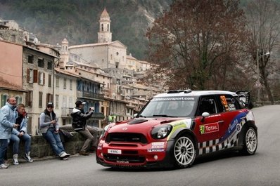 Daniel Sordo - Carlos del Barrio
80º Rallye Automobile de Monte-Carlo 2012. Mini John Cooper Works WRC (4 WRC). Clasificado 2º.

En SS1 Le Moulinon - Antraigues 1 de 36.87 km le sorprendieron unas placas de hielo, le patinó el coche e impactó contra las protecciones de piedra de un pequeño puente, perjudicándole principalmente una rueda trasera (primero chocó frontal y después lateralmente). Aún así consiguiendo quedar a tan solo 1 minuto de Sebastien Loeb.

Del 17 al 22 de Enero, Valence - Monaco.
Superficie: asfalto - nieve.

El Rally teni­a un total de 1772.52 km de los que 433.36 Km divididos en 18 tramos eran especiales.

Se inscribieron 82 equipos, tomaron la salida 73, finalizaron 45.@
Palabras clave: Daniel_Sordo;Carlos_del-Barrio_Corral;Mini;Cooper;Montecarlo;2012