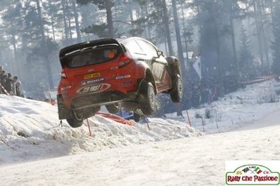 Henning Solberg - Ilka Minor
60º Rally Sweden 2012. Ford Fiesta RS WRC (PX11 AMU). Clasificado 7º:

De 9 al 12 de Febrero, Karlstad.
Superficie: nieve.

El Rally tenia un total de 1842.60 km de los que 349.16 Km divididos en 22 tramos eran especiales.

Se inscribieron 47 equipos, tomaron la salida 43, finalizaron 34.@
Palabras clave: Ford;Fiesta;RS;WRC;Suecia;2012;nieve;saltos