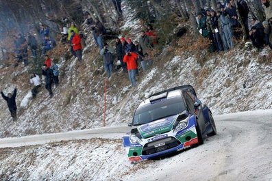 Jari-Matti Latvala - Miikka Anttila
80º Rallye Automobile de Monte-Carlo 2012. Ford Fiesta RS WRC (PX61 AWR). Abandonó por accidente en SS4 Burzet - St Martial 2 de 30.48 km.

Cortó demasiado en una izquierda sorprendiéndole el hielo, patinando y cayendo por un pequeño precipicio.

Del 17 al 22 de Enero, Valence - Monaco.
Superficie: asfalto - nieve.

El Rally teni­a un total de 1772.52 km de los que 433.36 Km divididos en 18 tramos eran especiales.

Se inscribieron 82 equipos, tomaron la salida 73, finalizaron 45.
@
Palabras clave: Jari-Matti_Latvala;Miikka_Anttila;Ford;Fiesta;RS;WRC;Montecarlo;2012;nieve