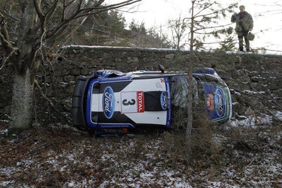 Jari-Matti Latvala - Miikka Anttila
80º Rallye Automobile de Monte-Carlo 2012. Ford Fiesta RS WRC (PX61 AWR). Abandonó por accidente en SS4 Burzet - St Martial 2 de 30.48 km cuando iba 1º a mas de 30' del 2º clasificado.

Cortó demasiado en una izquierda sorprendiéndole el hielo, patinando, y cayendo por un pequeño precipicio.

Del 17 al 22 de Enero, Valence - Monaco.
Superficie: asfalto - nieve.

El Rally teni­a un total de 1772.52 km de los que 433.36 Km divididos en 18 tramos eran especiales.

Se inscribieron 82 equipos, tomaron la salida 73, finalizaron 45.
@
Palabras clave: ;Miikka_Anttila;Ford;Fiesta;RS;WRC;Montecarlo;2012;crash