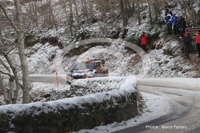 Thierry Neuville - Nicolas Gilsoul
80º Rallye Automobile de Monte-Carlo 2012. Citröen DS3 WRC (BF-735-XB). Abandonó.
Al llegar a un tramo con hielo, le patinó el coche impactando con las protecciones de piedra de un rí­o, perdiendo una de las ruedas delanteras.

Foto: instantes antes de impactar contra el muro de piedra.

Del 17 al 22 de Enero, Valence - Monaco.
Superficie: asfalto - nieve.

El Rally teni­a un total de 1772.52 km de los que 433.36 Km divididos en 18 tramos eran especiales.

Se inscribieron 82 equipos, tomaron la salida 73, finalizaron 45.
@
Palabras clave: Thierry_Neuville;Nicolas_Gilsoul;Citroen;DS3;WRC;Montecarlo;2012;nieve