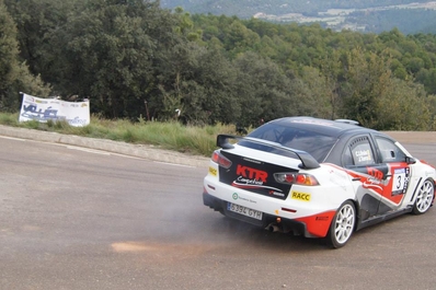 Carles Llinas - Kiko Torra
54º Rallye 2000 Viratges 2014. Mitsubishi Lancer Evo X.
Clasificado 3º.

El Rally tenia 88.26 Km cronometrados divididos en 10 tramos.
Tomaron la salida 99 equipos, 60 de ellos para el Campeonato de Catalunya Velocidad, 27 Regularidad y 12 de ECOseries.

Foto en A1 Taurons.
Palabras clave: 2000_Viratges;Manresa;Biela_Club_Manresa;2014