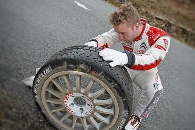 Mads Ostberg
82º Rallye Automobile de Monte-Carlo 2014. Citröen DS3 WRC. Clasificado 4º.
Copiloto Jonas Andersson
El Rallye tenia un total de 1,373.36 Km de los que 360.48 divididos en 15 tramos, eran especiales, (una de ellas fue cancelada por exceso de nieve SS14 La Bollene Vesubie - Mouline 2 de 23.40 Km, mas conocido como Col de Turini, por exceso de nieve).
Se inscribieron 72 participantes, tomaron la salida 68, finalizaron 40.
Photo Andre Lavadinho@
Palabras clave: Mads_Ostberg;Citroen;DS3;WRC;Montecarlo;2014;personajes