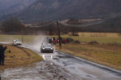 82º Rallye Automobile de Monte-Carlo 2014
Elfyn Evans - Dan Barritt con el Ford Fiesta RS WRC perseguido por Jari-Matti Latvala - Miikka Anttila con el Volkswagen Polo R WRC.
Clasificados al final del Rally 6º y 5º respectivamente.

El Rallye tenia un total de 1373.36 Km de los que 360.48 divididos en 15 tramos eran especiales (una de ellas fue cancelada por exceso de nieve SS14 La Bollene Vesubie - Mouline 2 de 23.40 Km, mas conocido como Col de Turini).

Se inscribieron 72 equipos, tomaron la salida 68, finalizaron 40.
Palabras clave: Elfyn_Evans;Jari-Matti_Latvala;Ford;Fiesta;Volkswagen;Polo;WRC;Montecarlo;2014