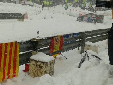 Elfyn Evans - Dan Barritt
82º Rallye Automobile de Monte-Carlo 2014. Ford Fiesta RS WRC. Clasificado 6º.
El Rallye tenia un total de 1,373.36 Km de los que 360.48 divididos en 15 tramos, eran especiales, (una de ellas fue cancelada por exceso de nieve SS14 La Bollene Vesubie - Mouline 2 de 23.40 Km, mas conocido como Col de Turini).
Se inscribieron 72 participantes, tomaron la salida 68, finalizaron 40.
Foto 2 de 2.
Foto de Ramon Canals, SS12 La Bollene Vesubie - Mouline 1 de 23.40 Km, la primera y única pasada en El Turini.
Palabras clave: Elfyn_Evans;Ford;Fiesta;WRC;Montecarlo;2014;Col_Turini;nieve