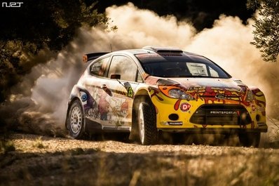 Karl Kruuda - Martin Jarveoja
50º RallyRACC Catalunya - Costa Daurada 2014. Ford Fiesta S2000. Clasificado 24º después de una salida de pista el primer dà­a sobre grava,en la que perdiò mucho tiempo para poner el coche otra vez en pista.
El Rally tenia un total de 1,391.53 Km de los que 372.96 Km divididos en 17 tramos, eran especiales.
Se inscribieron 74 equipos, tomaron la salida 64, finalizaron 56.@
Palabras clave: Ford;Fiesta;Catalunya;España;Costa_Dorada;2014