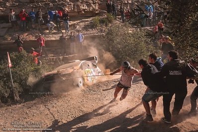 Karl Kruuda - Martin Jarveoja
50º RallyRACC Catalunya - Costa Daurada 2014. Ford Fiesta S2000 (750 BDK). Clasificado 24º.

En la foto la salida de pista en la que perdió mucho tiempo para poner el coche otra vez en pista.
Gracias a la insistencia de Karl y con la ayuda de los aficionados, después de unos 30 minutos consiguió el objetivo de seguir en carrera.

Del 23 al 26 de Octubre, Salou, Tarragona.
Superficie: tierra - asfalto.

El Rally tenia un total de 1,391.53 Km de los que 372.96 Km divididos en 17 tramos eran cronometrados.

Se inscribieron 74 equipos, tomaron la salida 64, finalizaron 56.
@
Palabras clave: Ford;Fiesta;Catalunya;España;Spain;Costa_Dorada;2014;Crash