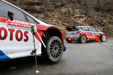 82º Rallye Automobile de Monte-Carlo 2014
En primera lí­nea de imagen el Ford Fiesta RS WRC (PX12 CPZ) de Robert Kubica - Maciej Szczepaniak, abandonó por accidente en SS9 Vitrolles - Faye 2 de 49.03 Km.
RK M-Sport WRT

Pasando a su lado el Hyundai i20 WRC (ALZ WR 31) de Dani Sordo - Marc Martí­, abandonó por problemas eléctricos en TC5.
Hyundai Motorsport

Del 15 al 19 de Enero, Gap - Monaco.
Superficie: asfalto - nieve.

El Rallye tenia un total de 1373.36 Km de los que 360.48 divididos en 15 tramos eran especiales, (una de ellas fue cancelada por exceso de nieve SS14 La Bollene Vesubie - Mouline 2 de 23.40 Km, mas conocido como Col de Turini, por exceso de nieve).

Se inscribieron 72 equipos, tomaron la salida 68, finalizaron 40.
@
Palabras clave: Montecarlo;2014;Ford;Fiesta;WRC;Hyundai