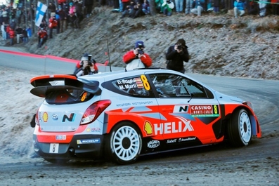 Dani Sordo - Marc Martí
82º Rallye Automobile de Monte-Carlo 2014. Hyundai i20 WRC (ALZ WR 31). Abandonó por problemas eléctricos (alternador) en SS5 Rosans - Sainte Marie - La Charce 2 de 17.98 km.
Hyundai Motorsport

Del 15 al 19 de Enero, Gap - Monaco.
Superficie: asfalto - nieve.

El Rallye tenia un total de 1373.36 Km de los que 360.48 divididos en 15 tramos eran especiales, (una de ellas fue cancelada por exceso de nieve SS14 La Bollene Vesubie - Mouline 2 de 23.40 Km, mas conocido como Col de Turini, por exceso de nieve).

Se inscribieron 72 equipos, tomaron la salida 68, finalizaron 40.@
Palabras clave: Hyundai;WRC;Montecarlo;2014