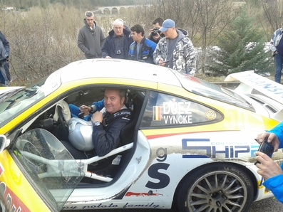 Marc Duez - Steve Vyncke
82º Rallye Automobile de Monte-Carlo 2014. Porshe 996 GT3. Abandonó por mecánica en SS11 Clumanc - Lambruisse de 20.77 km.

Del 15 al 19 de Enero, Gap - Monaco.
Superficie: asfalto - nieve.

El Rallye tenia un total de 1373.36 Km de los que 383.88 divididos en 15 tramos eran especiales (una de ellos fue cancelado por exceso de nieve, SS14 La Bollene Vesubie - Mouline 2 de 23.40 Km, mas conocido como Col de Turini).

Se inscribieron 72 equipos, tomaron la salida 68, finalizaron 40.

Foto de Ramon Canals tomada al principio de SS10 Sisteron - Thoard de 36.85 Km.
@
Palabras clave: ;Porsche;Montecarlo;2014;Personajes