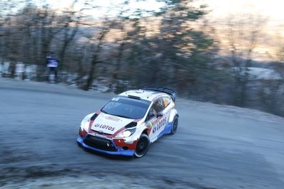 Robert Kubica - Maciej Szczepaniak
82º Rallye Automobile de Monte-Carlo 2014. Ford Fiesta RS WRC. Abandonò por accidente en SS9 Vitrolles - Faye 2 de 49.03 Km.
El Rallye tenia un total de 1,373.36 Km de los que 360.48 divididos en 15 tramos, eran especiales, (una de ellas fue cancelada por exceso de nieve SS14 La Bollene Vesubie - Mouline 2 de 23.40 Km, mas conocido como Col de Turini, por exceso de nieve).
Se inscribieron 72 participantes, tomaron la salida 68, finalizaron 40.
Palabras clave: Robert_Kubica;Ford;Fiesta;WRC;Montecarlo;2014;Personajes