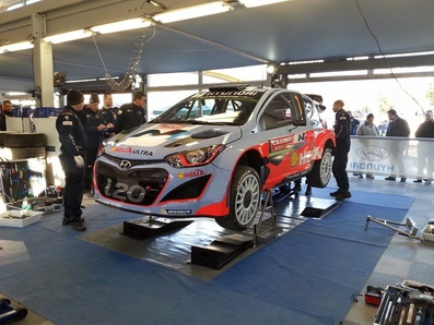Asistencia del Equipo Hyundai Motorsport en el 82º Rallye Automobile de Monte-Carlo 2014
En el Hyundai i20 WRC de Thierry Neuville - Nicolas Gilsoul. Abandonò por accidente en SS1 Orpierre - St Andre de Rosans 1 de 25.49 Km.
El Rallye tenia un total de 1,373.36 Km de los que 360.48 divididos en 15 tramos, eran especiales, (una de ellas fue cancelada por exceso de nieve SS14 La Bollene Vesubie - Mouline 2 de 23.40 Km, mas conocido como Col de Turini, por exceso de nieve).
Se inscribieron 72 participantes, tomaron la salida 68, finalizaron 40.
Palabras clave: Thierry_Neuville;Hyundai;WRC;Montecarlo;2014;Asistencias