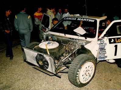 Asistencia del Equipo Matini Lancia en el Lois Rally Algarve 1985
Lancia Delta S4 (A6 37179). Abandonó por rotura de transmisiòn, aunque siguio en el rally con el dorsal 0 para seguir evolucionando el coche.
Del 31 Octubre al 2 de Noviembre, Silves - Armação de Pêra (Portugal).
Superficie: grava con 545,00 km divididos en 30 tramos cronometrados.
Tomaron la salida 77 equipos, finalizaron 23.

Es la tercera aparición Oficial Competitiva del Lancia Delta S4, después del debut en el Rally 1000 Pistes, (Francia), donde compitió con la calificación de prototipo, en el 14º Colline di Romagna donde quedó 1º y antes del Debut Oficial en el Mundial de Rallyes en el 34º Lombard RAC Rally de 1985.@
Palabras clave: Markku_Alen;Algarve;Portugal;1985;Asistencias;Lancia;Delta;S4