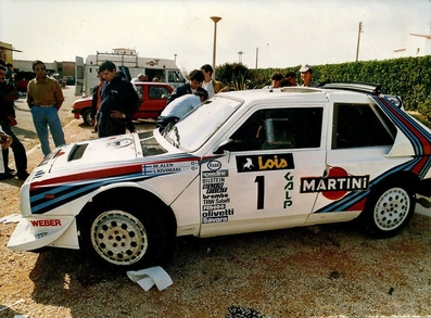 Markku Alen - Ilkka Kivimaki
15º Rali Lois Algarve 1985. Lancia Delta S4 (A6 37179). Abandonó por rotura de transmisiòn, aunque siguio en el rally con el dorsal 0 para seguir evolucionando el coche.
Del 31 Octubre al 2 de Noviembre, Silves - Armação de Pêra (Portugal).
Superficie: grava con 545,00 km divididos en 30 tramos cronometrados.
Tomaron la salida 77 equipos, finalizaron 23.

Es la tercera aparición Oficial Competitiva del Lancia Delta S4, después del debut en el Rally 1000 Pistes, (Francia), donde compitió con la calificación de prototipo, en el 14º Colline di Romagna donde quedó 1º y antes del Debut Oficial en el Mundial de Rallyes en el 34º Lombard RAC Rally de 1985.@
Palabras clave: Markku_Alen;Lancia_Delta;S4;Grupo_B;Algarve;Portugal;1985;parque_cerrado