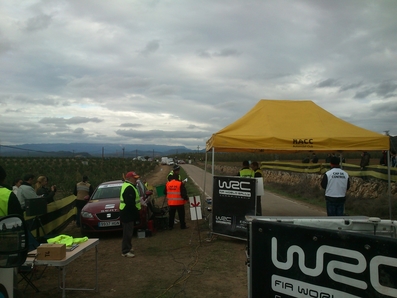 Sébastien Loeb - Daniel Elena 
48º RallyRACC Catalunya-Costa Daurada 2012. Citröen DS3 WRC. Clasificado 1º.

Al final de la imagen haciendo el Control horario.

Última salida Oficial de Sébastien y Daniel, compitiendo para el Campeonato del Mundo de Rallys.

SS18 La Serra d'Almos de 4,11 Km.
Palabras clave: Citroen;DS3;WRC;Catalunya;2012