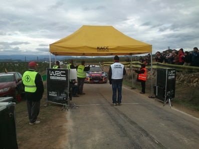 Sébastien Loeb - Daniel Elena 
48º RallyRACC Catalunya-Costa Daurada 2012. Citröen DS3 WRC. Clasificado 1º.

Acercándose a la última salida Oficial compitiendo para el Campeonato del Mundo de Rallys, mientras los compañeros de salidas le aplauden.

SS18 La Serra d'Almos de 4,11 Km.
Palabras clave: Citroen;DS3;WRC;Catalunya;2012