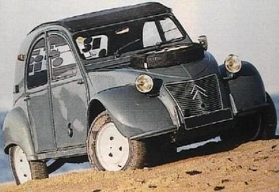 Citröen 2CV Sahara 4x4
En 1954, en un concesionario de Las Landas (Francia), surgiò la idea de acoplar un segundo motor a un Citröen 2CV para fabricar un pequeño 4x4. Su comercializaciòn no comenzò hasta 1960. Participò en el Dakar en los años 2.005 y 2.007, aunque en ninguna de las dos ocasiones finalizò la prueba.
Palabras clave: Citroen;Sahara