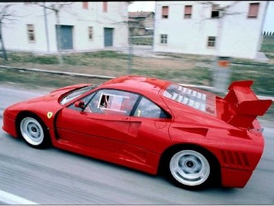 Ferrari 288 GTO "Evoluzione"
Nadie sabe a ciencia cierta porque Ferrari creó el 288 GTO "Evoluzione".

Todo hace indicar que podrí­a haber sido para participar en el Grupo B, Grupo S para 1987.

Ferrari recortó la potencia de alguna de las cinco unidades fabricadas (¿tal vez para utilizarlos como coche de desarrollo del F40?) de 650CV a solo 450CV cuando la noticia de la desaparición del Grupo B salió a la luz.

Es más, fue probado en eventos sobre asfalto y, al fin y al cabo, debían de tenerle ganas al Porsche 959 de Rothmans.
Palabras clave: Ferrari;Grupo_B;GTO