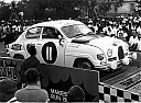 1963_999_011_Erik_Carlsson_und_K__E__Svensson_auf_dem_Saab_92_beim_Start_zur_East_African_Safari_1963.jpg