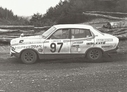 1976_999_097_Juichi_Koujimoto_1976_999_Juichi_Koujimoto_-_Motoji_Sekine_sur_Datsun_B2102C_ab_.jpg